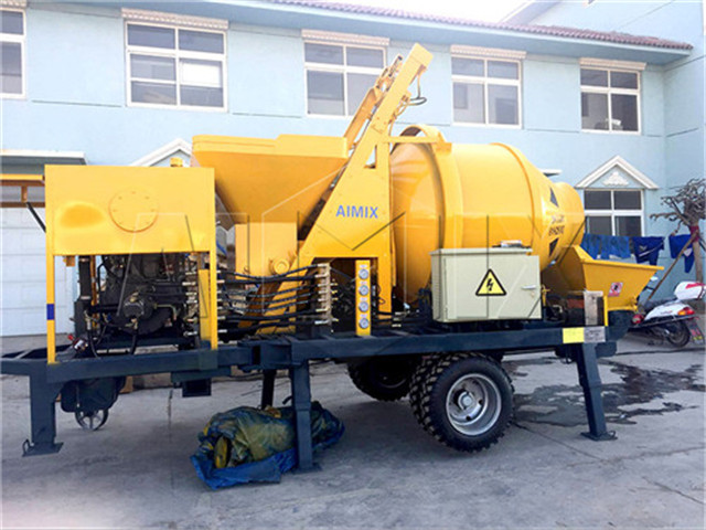 Mobile concrete mixer with pump